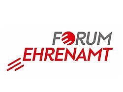 Logo mit dem Text 'FORUM EHRENAMT' in grauer und roter Schrift, wobei das 'O' in 'FORUM' durch einen roten Kreis mit drei weißen horizontalen Strichen ersetzt ist, und links unten drei rote diagonale Striche als grafisches Element stehen