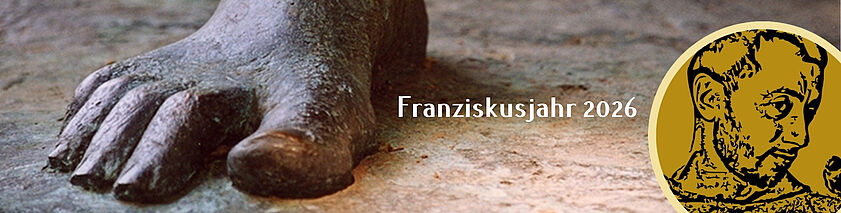 Auf der linken Bildseite berührt der nackte Fuß einer Bronzestatue den Steinboden. Rechts davon ist ein gezeichnetes Bildnis des Hl. Franz von Assisi auf gelb-braunem Grund zu sehen. Die Überschrift lautet "Franziskusjahr 2026".