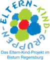 Logo des Eltern-Kind-Projekts im Bistum Regensburg. In der Mitte ist eine stilisierte Blume mit bunten Farbpunkten (blau, grün, rot) dargestellt. Um die Blume herum steht in handschriftlicher Schrift „Eltern-Kind-Gruppen“. Unter dem Logo befindet sich der Schriftzug: „Das Eltern-Kind-Projekt im Bistum Regensburg“.