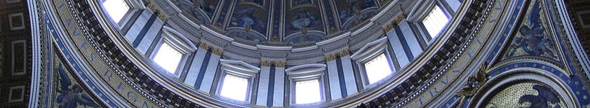 Das Bild zeigt die Kuppel des Petersdomes in Rom. Licht fällt durch die Fenster der Kuppel in den Kirchenraum.