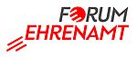 Logo mit dem Text 'FORUM EHRENAMT' in grauer und roter Schrift, wobei das 'O' in 'FORUM' durch einen roten Kreis mit drei weißen horizontalen Strichen ersetzt ist, und links unten drei rote diagonale Striche als grafisches Element stehen