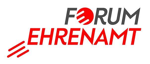 Logo mit dem Text 'FORUM EHRENAMT' in grauer und roter Schrift, wobei das 'O' in 'FORUM' durch einen roten Kreis mit drei weißen horizontalen Strichen ersetzt ist, und links unten drei rote diagonale Striche als grafisches Element stehen
