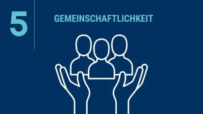 Spielregel 5: Gemeinschaftlichkeit. Auf dunkelblauen Hintergrund ist eine türkisfarbene 5 zu sehen, daneben die Überschrift und eine Illustration von drei stilisierten Personen, die von zwei Händen symbolisch gehalten werden, was Gemeinschaft und Unterstützung darstellt.