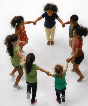 Eine Gruppe von Kindern mit unterschiedlicher Herkunft hält sich an den Händen und bildet einen Kreis, während sie lächelnd miteinander spielen.