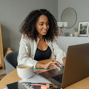 Foto von Antoni Shkraba Studio: https://www.pexels.com/de-de/foto/woman-in-white-blazer-using-macbook-pro-on-brown-wooden-table-5244025/