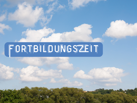 Blauer Himmel mit weißen Wolken über einer sommerlichen Landschaft mit grünen Bäumen und einem abgeernteten Getreidefeld mit Strohballen. In der Mitte steht auf einem blauen Balken der Schriftzug „FORTBILDUNGSZEIT“