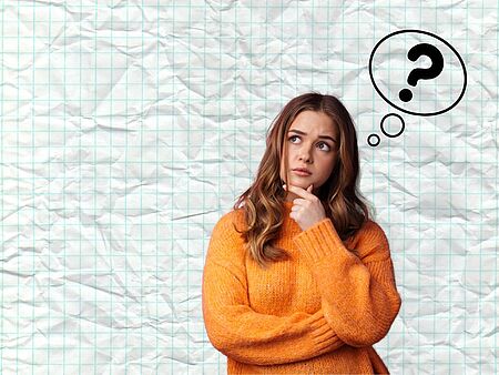 Eine junge Frau blickt nachdenklich. Sie trägt einen orangefarbenen Strickpullover. Rechts von ihrem Kopf ist eine Gedankenblase mit Fragezeichen zu sehen.