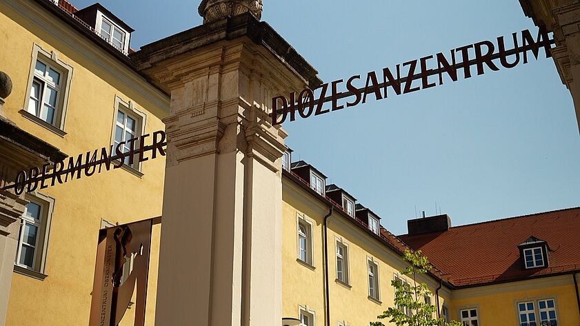 Schriftzug am Portal des DZO
