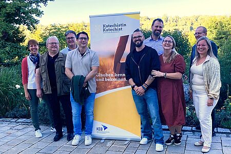 Die fünf Teilnehmenden des vierten Ausbildungskurses für Katechistinnen und Katechisten zusammen mit der Kursleitung